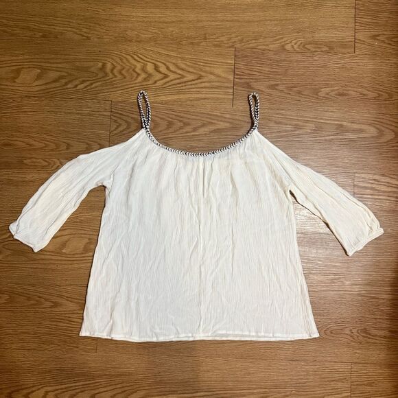 Buttons Bettie Cold Shoulder Top - Picture 2 of 4